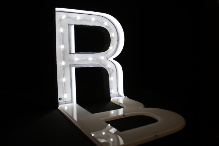 Letter "R" and its reflection